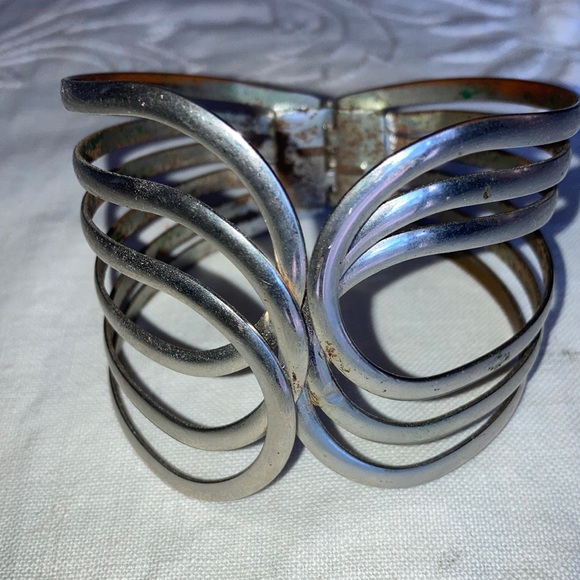 Silvertone Bohemian spring-closure bracelet, outside looks perfect $11 - Picture 4 of 8